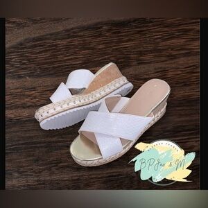 🎉🎉HP🎉🎉BCBGeneration White Sandals NWOT